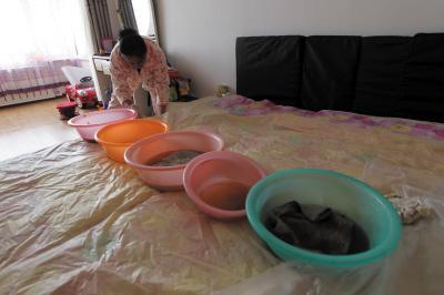 砚山楼上漏水，住户失联，小区没物管，业主维权难！律师来支招……